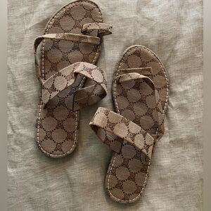 Patterned brown/tan thong sandals